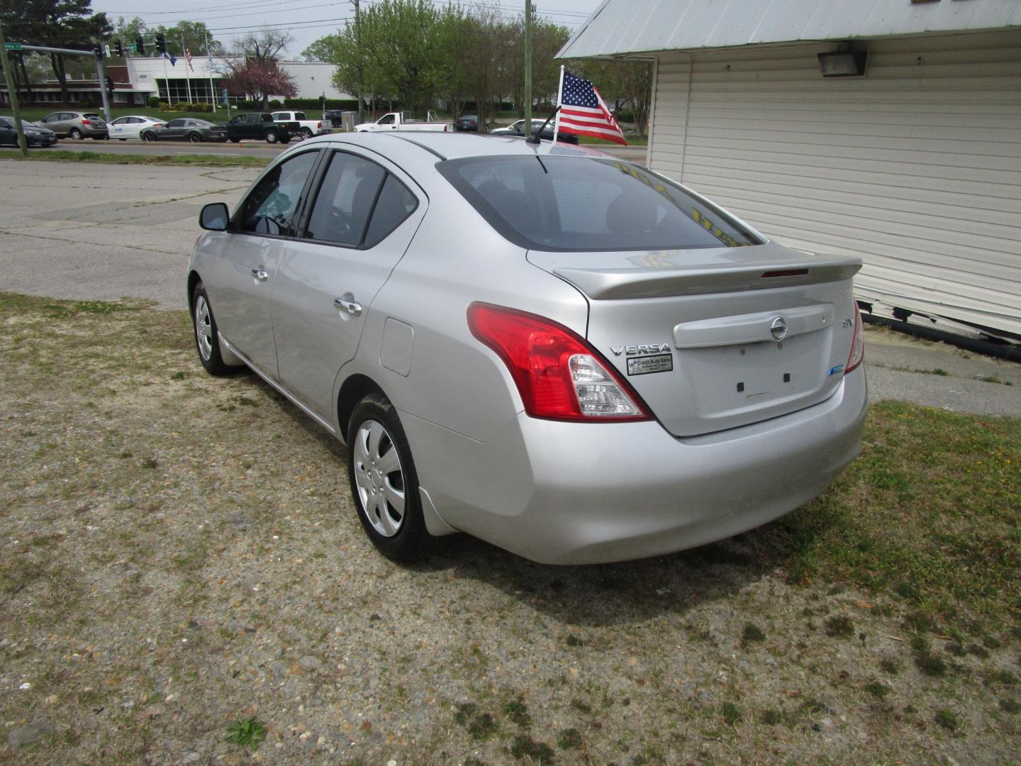 2014 Silver Nissan Versa 1.6 S 5M (3N1CN7AP1EL) with an 1.6L L4 DOHC 16V engine, 5-Speed Automatic transmission, located at 2553 Airline Blvd, Portsmouth, VA, 23701, (757) 488-8331, 36.813889, -76.357597 - Down Payment: $799 Weekly Payment: $75 APR: 23.9% Repayment Terms: 42 Months ***CALL ELIZABETH SMITH - DIRECTOR OF MARKETING @ 757-488-8331 TO SCHEDULE YOUR APPOINTMENT TODAY AND GET PRE-APPROVED RIGHT OVER THE PHONE*** - Photo#7